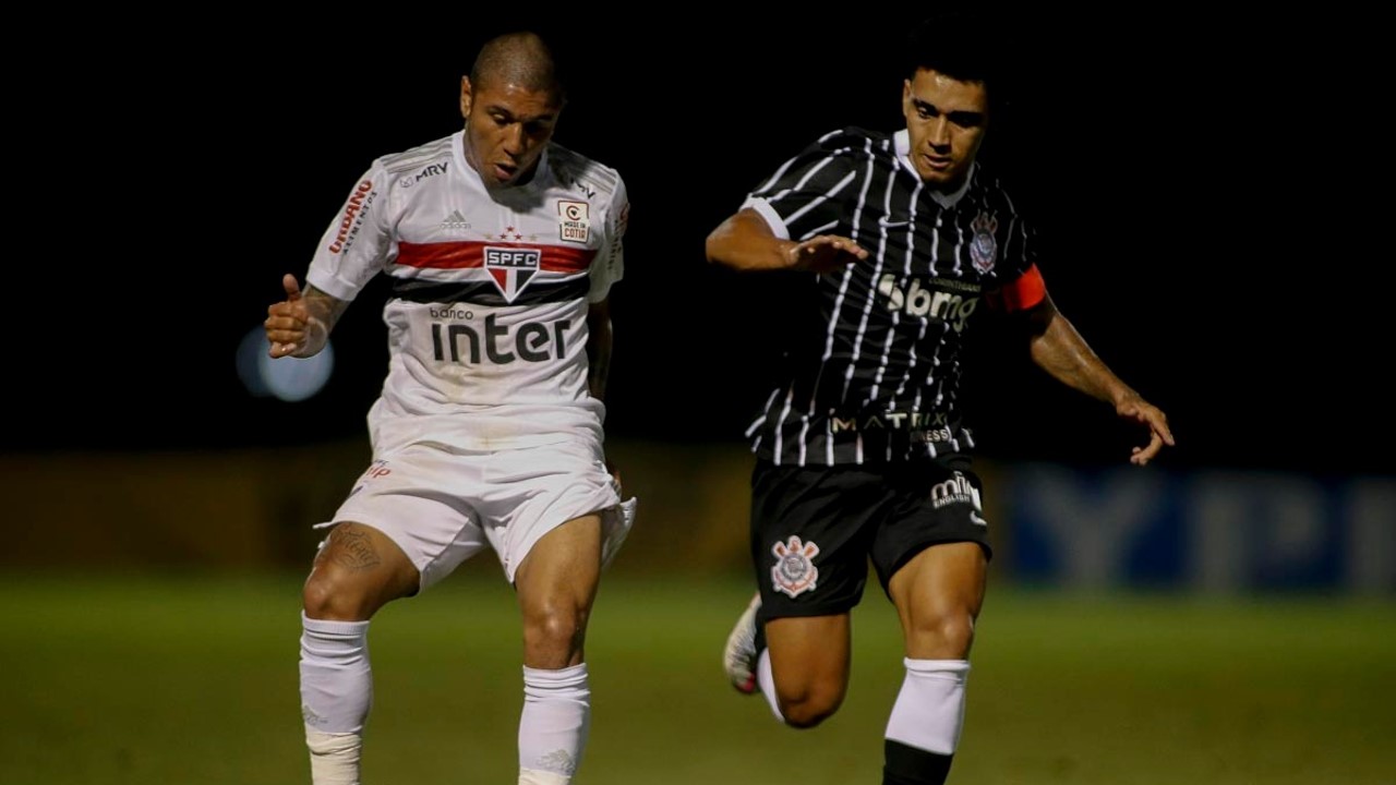 São Paulo vence o Corinthians e volta à zona de classificação do