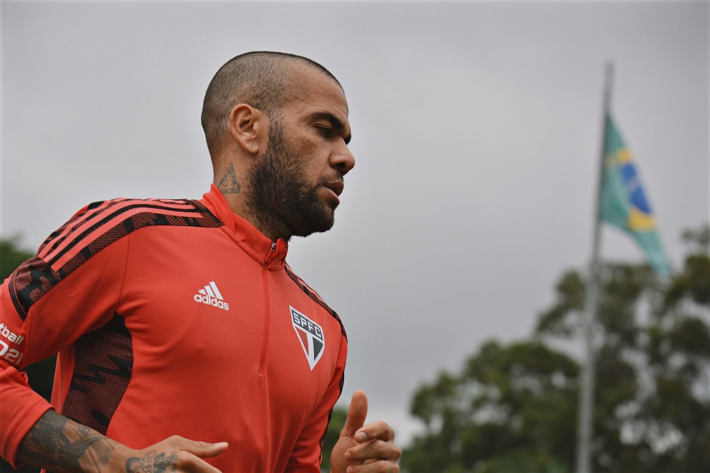 Daniel Alves no CT da Barra Funda