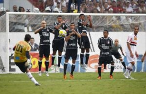 Rogério Ceni marcando seu gol 100 em Barueri contra o Corinthians