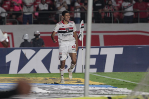 Gabriel Sara festejando gol contra o Sport no Morumbi. (Foto: Rubens Chiri / saopaulofc.net)