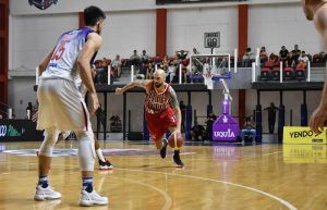 Marquinhos em quadra contra o Quimsa. (Foto: Por Divulgação/Basketball Champions League Americas)