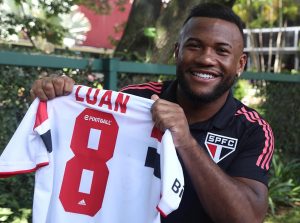 Luan com a camisa 8. (Foto: Twitter SPFC)