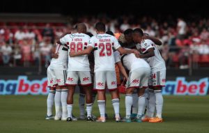 Time do São Paulo antes do jogo contra o Cuiabá. (Foto: Twitter Oficial SPFC)