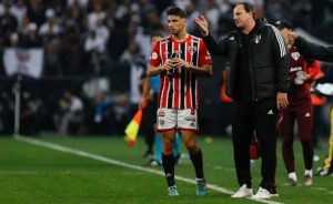 Calleri e Ceni em jogo contra o Corinthians. (Foto: Divulgação)