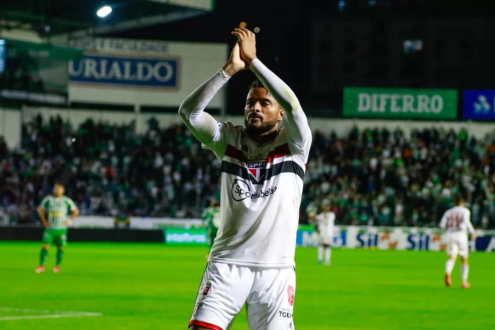 Reinaldo soma 352 jogos com a camisa tricolor e pode trocar de clube — Foto: Luiz Erbes/AGIF