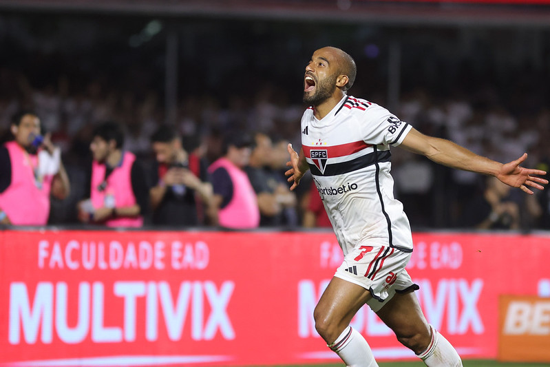 Lucas Moura festeja gol contra o Corinthians