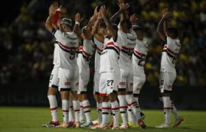 Jogadores do São Paulo em jogo contra o Mirassol