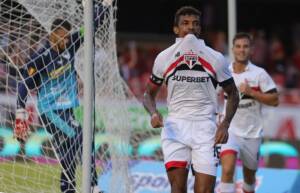 Luiz Gustavo comemorando gol no Morumbi