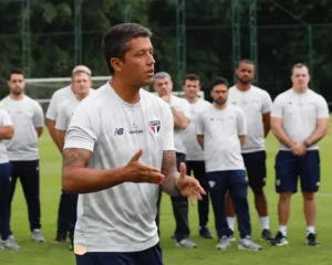 Thiago Carpini em treino no CT da Barra Funda