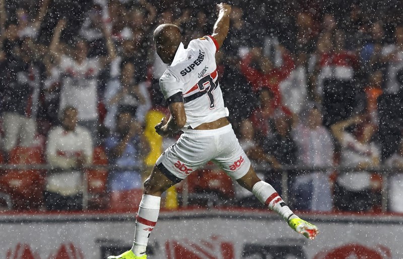 Lucas Moura comemorando gol no Paulistão contra o Santo André