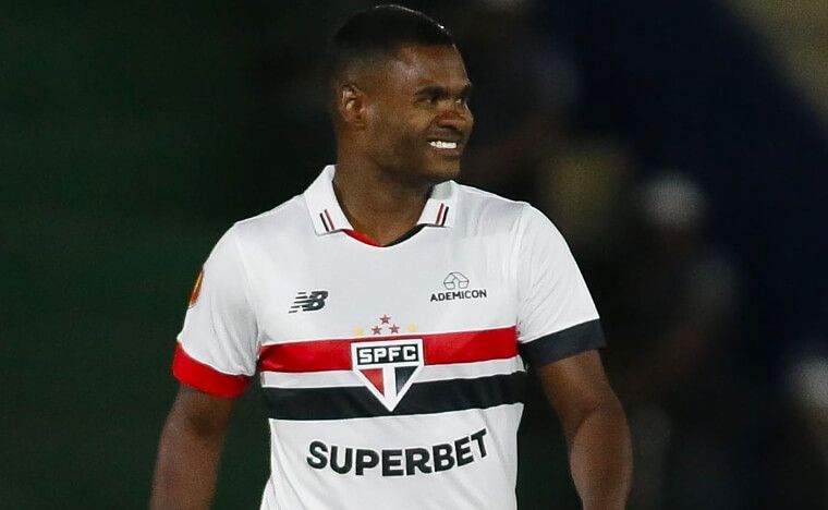 Nikão em jogo contra o Mirassol