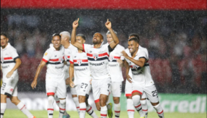 Jogadores do São Paulo festejam gol contra o Santo André