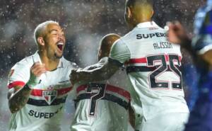 Luciano, Lucas e Alisson festejam gol do São Paulo contra o Santo André