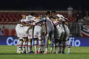 Jogadores do São Paulo reunidos no gramado antes do jogo contra o Água Santa pelo Paulistão 2024