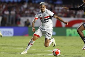 Luciano em jogo no Morumbi contra o Red Bull Bragantino