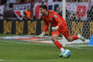 Rafael comemorando defesa de pênalti, que rendeu título do São Paulo