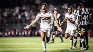 Calleri festejando gol do São Paulo contra o Santos