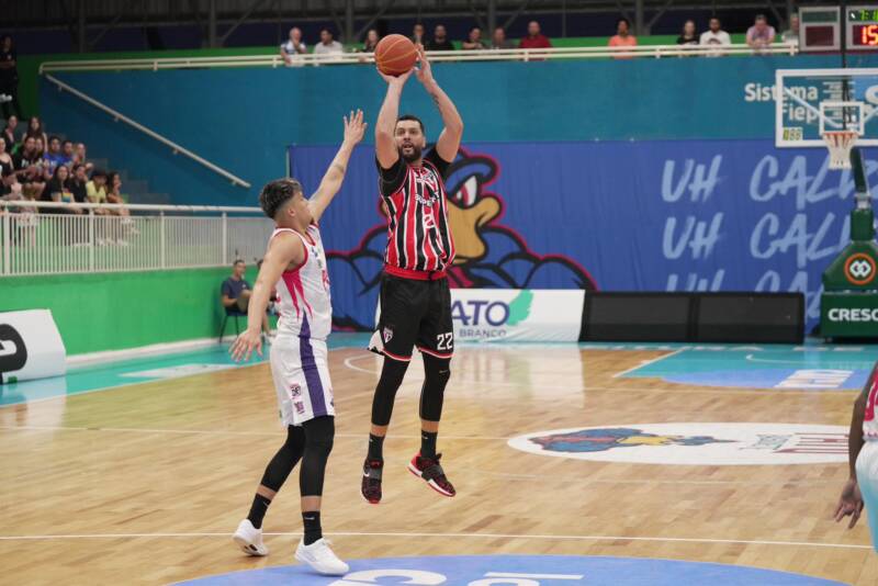 Ansaloni em jogo do São Paulo no NBB