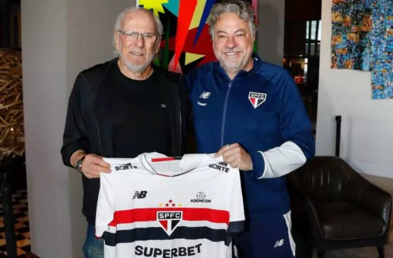 Forlán com Julio Casares