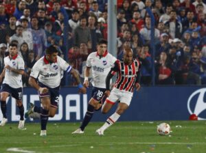 Lucas em jogo contra o Nacional, no Uruguai