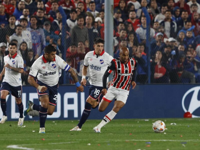 Lucas em jogo contra o Nacional, no Uruguai