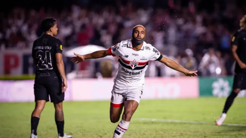 Lucas festeja gol contra o Corinthians